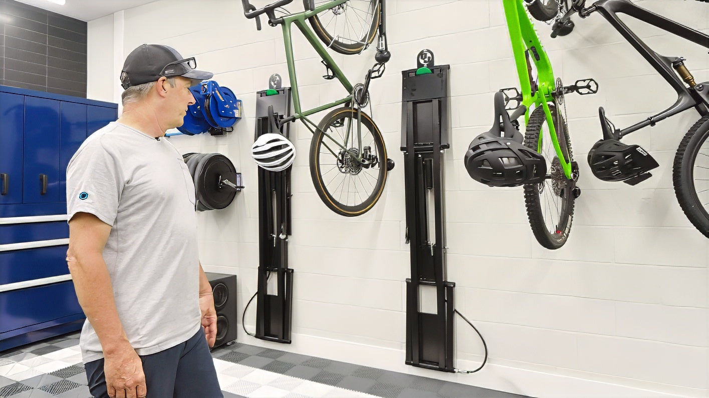 Śruby i nakrętki mocujące stalowe rury do drewnianej podstawy wieszaka