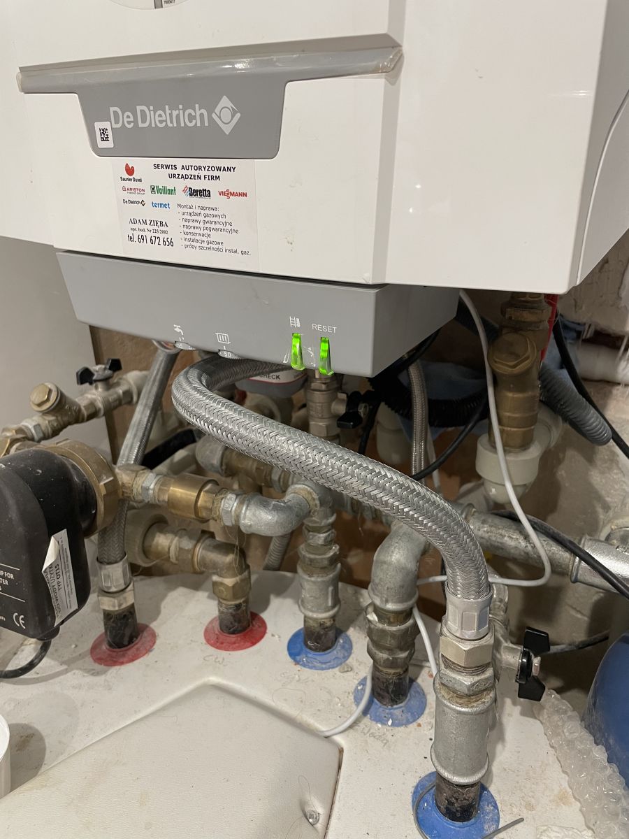 Specyfikacja techniczna De Dietrich Tabliczka znamionowa pieca De Dietrich z numerem seryjnym i parametrami technicznymi