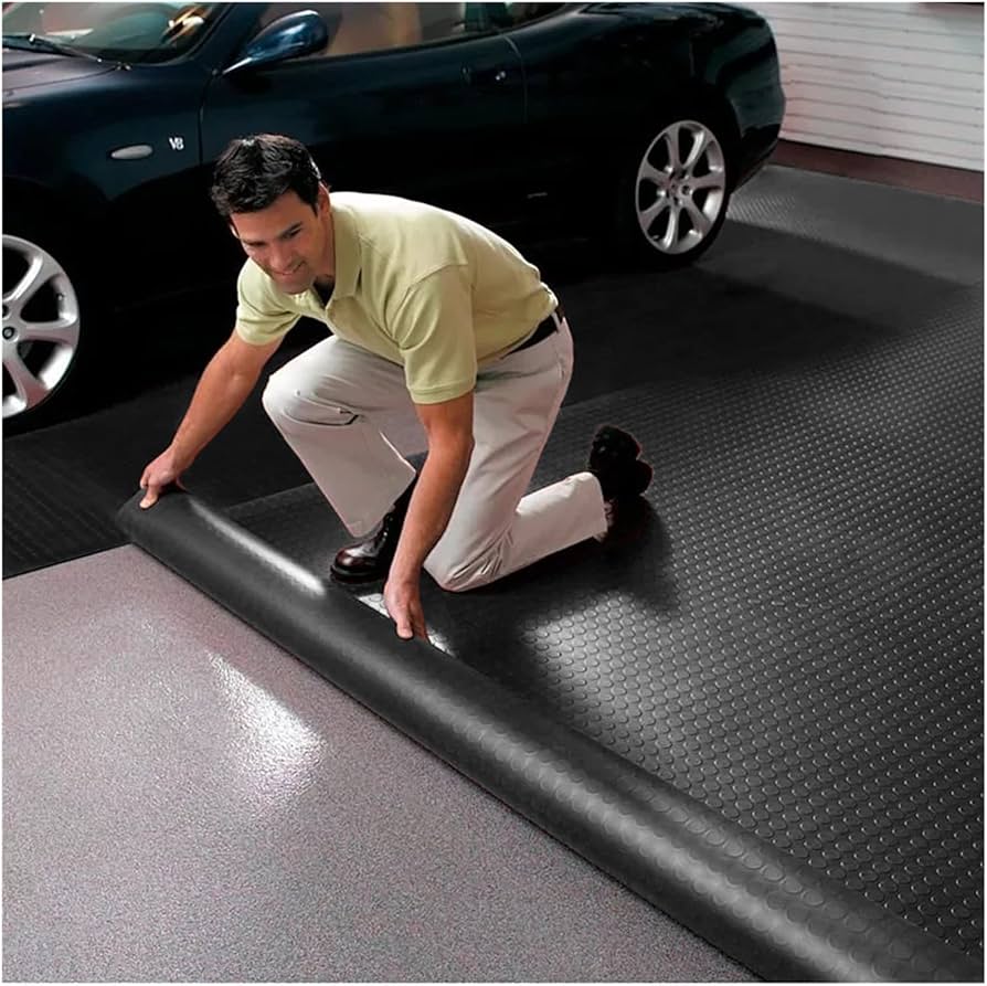 Wylewanie drugiej warstwy epoksydowej pacą na podłodze garażu