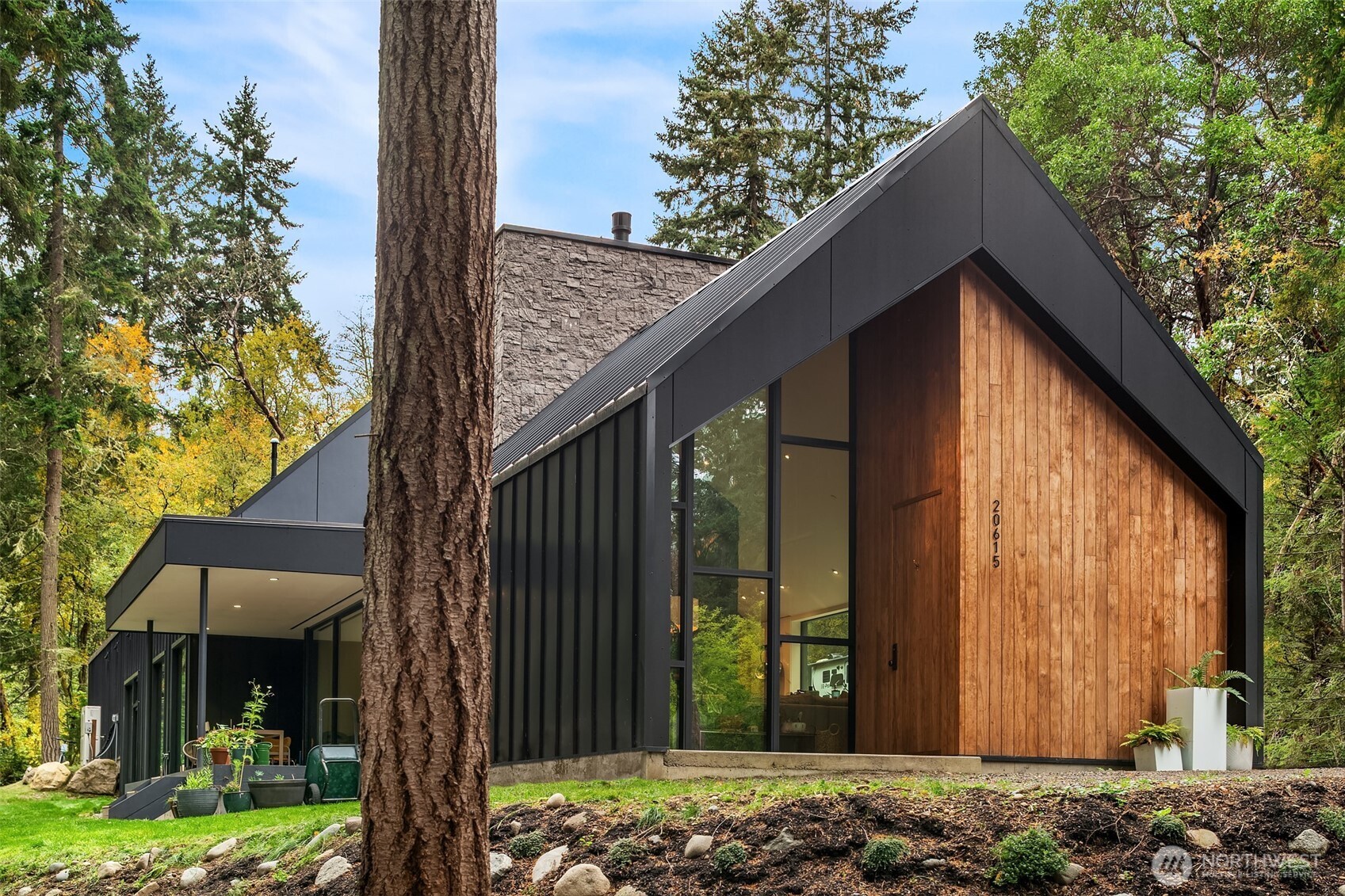 zakładka arkuszy blachy trapezowej na dachu nakładające się arkusze blachy trapezowej z zakładką na dachu