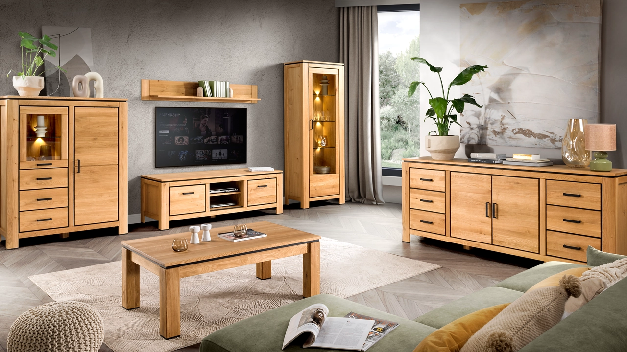 Sosnowy stół jadalniany z prostymi nogami i gładką jasną powierzchnią blatu