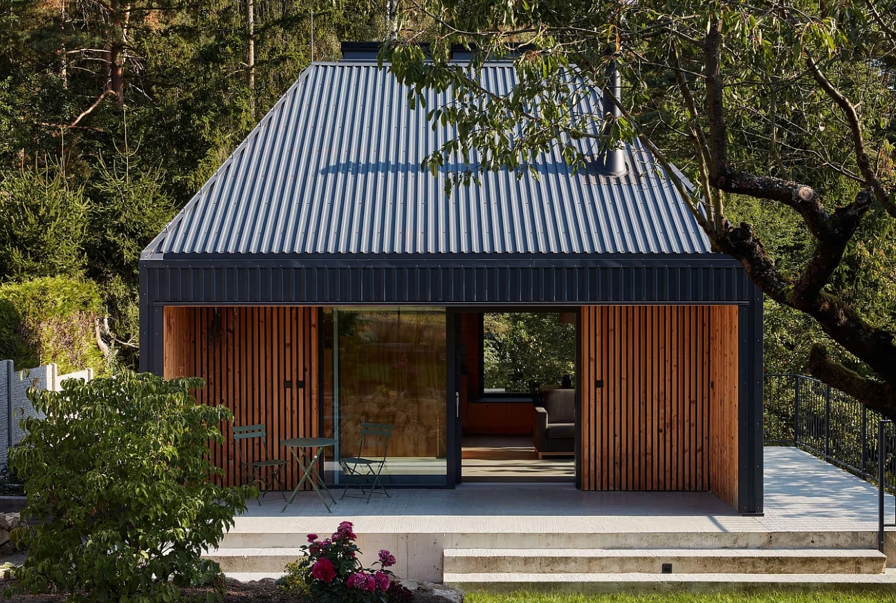 rozwijanie blachy trapezowej na budowie rolka srebrnej blachy trapezowej rozwijana na placu budowy domu