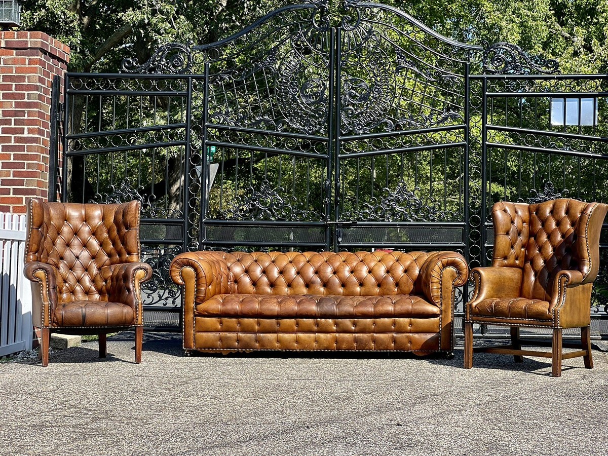 Usuwanie głębokich zabrudzeń ze skóry Brud i stare zabrudzenia usuwane z powierzchni skóry kanapy wilgotną szmatką