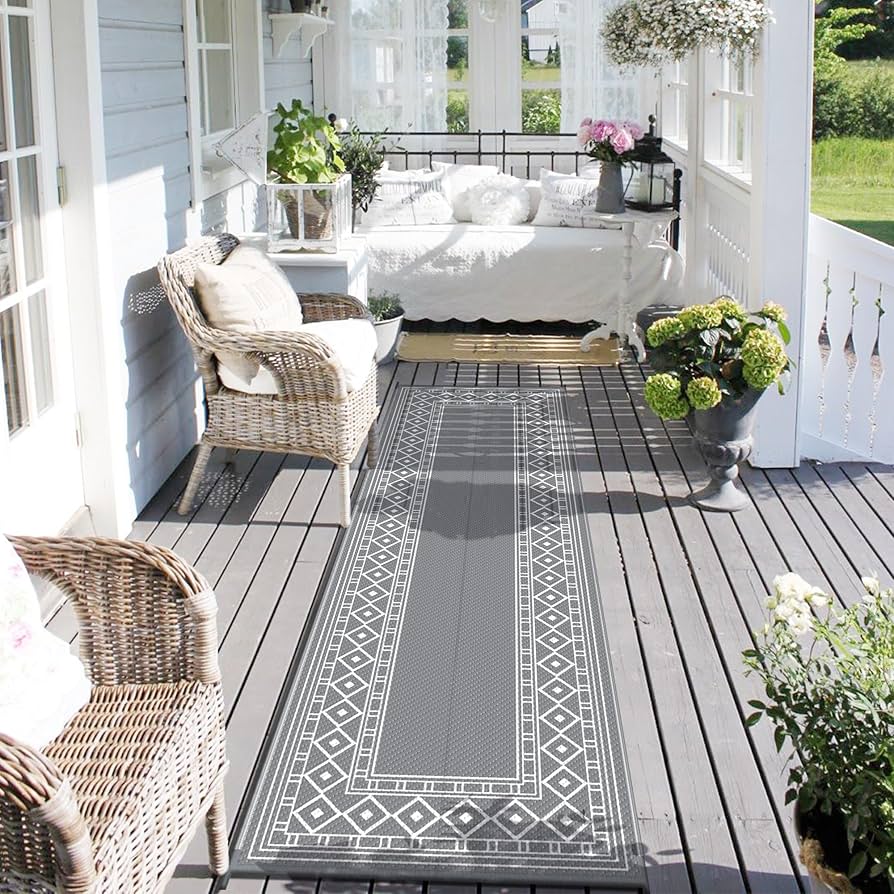 Antypoślizgowe płytki gresowe na taras Duża szara płytka gresowa o antypoślizgowej fakturze na mokrej powierzchni tarasu