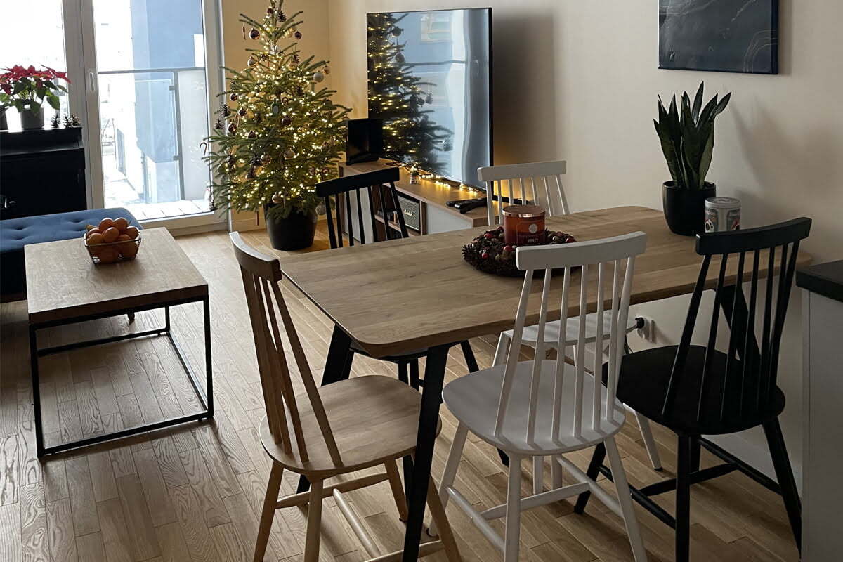 Dębowy stół z masywnymi nogami rzeźbionymi i ciemnym bogatym kolorytem