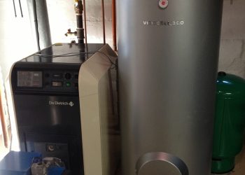 Nowoczesny piec gazowy De Dietrich w srebrnej obudowie z czarnym panelem sterowania