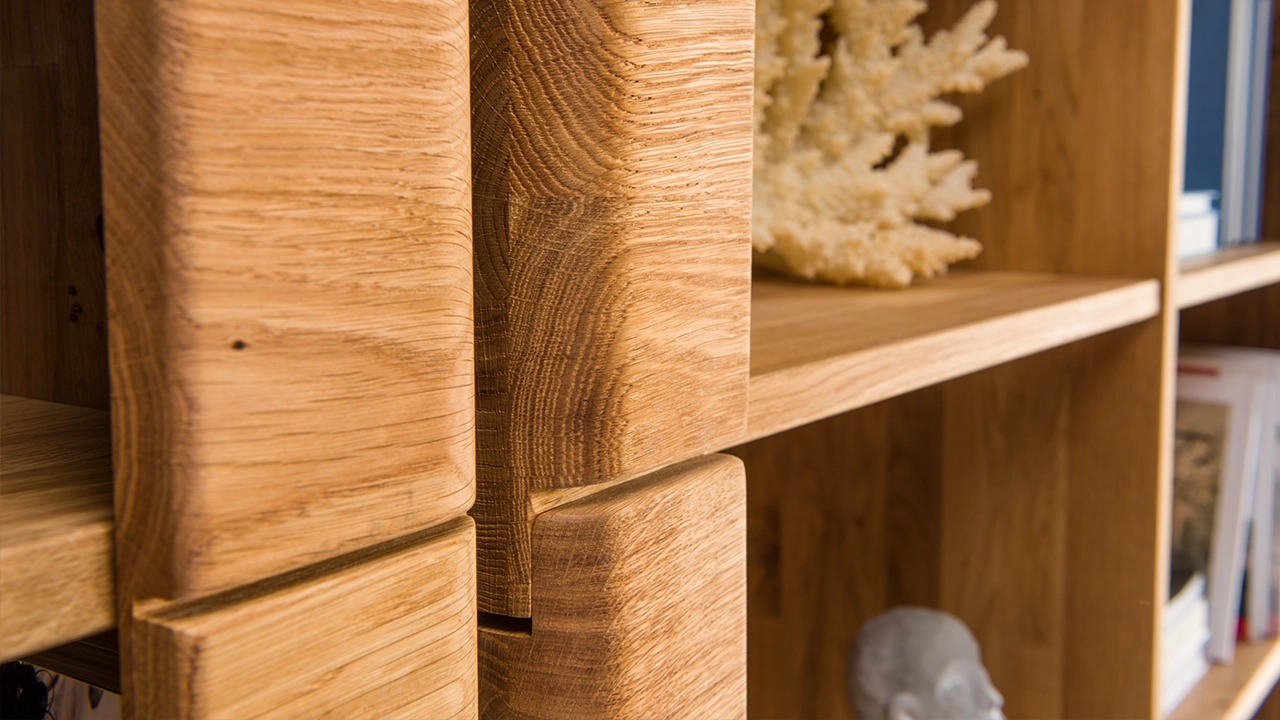 Głębokie słoje dębu z ciemnymi smugami i szlachetnym połyskiem drewna