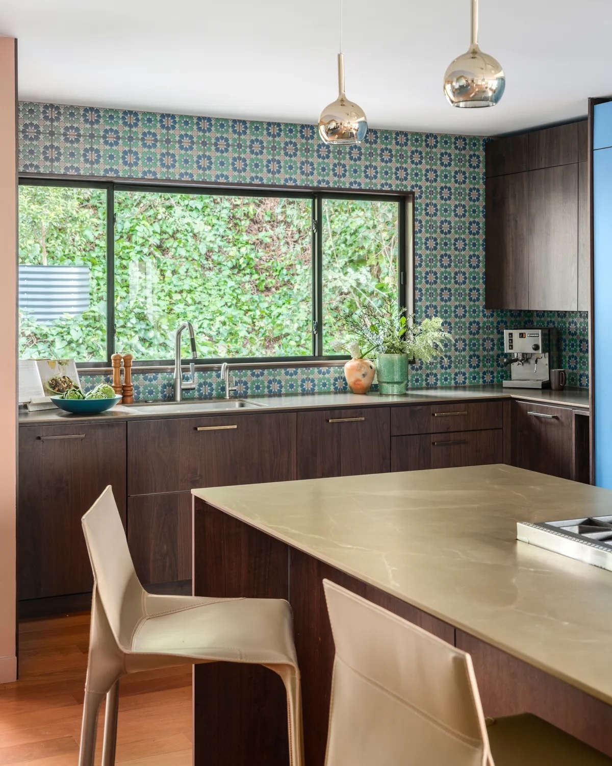 Marmurowe płytki na blacie kuchennym błyszcząca płytka marmurowa na blacie kuchennym z szarymi żyłami