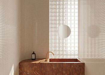 Nowoczesna ściana z przezroczystych luksferów doświetlająca jasne wnętrze salonu