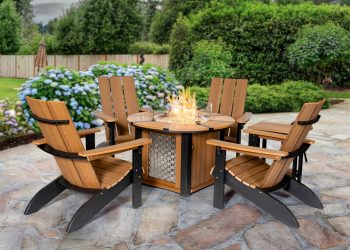 Nowoczesne palenisko w ogrodzie otoczony wygodnymi fotelami płomienie oświetlają wieczorną atmosferę