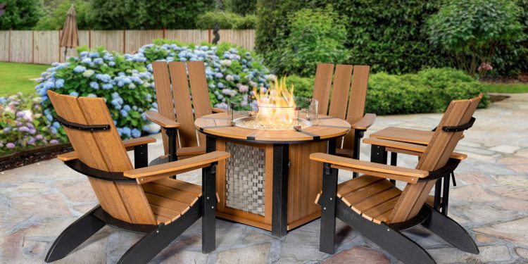 Nowoczesne palenisko w ogrodzie otoczony wygodnymi fotelami płomienie oświetlają wieczorną atmosferę