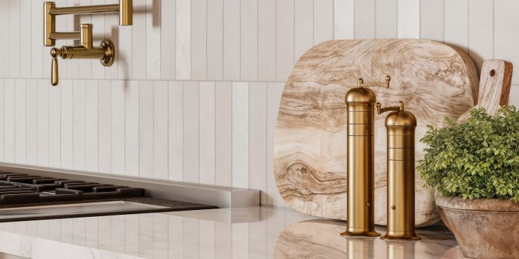 nowoczesna kuchnia z błyszczącymi białymi płytkami na ścianach i podłodze