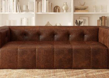 Zużyta kanapa z popękaną i spękaną skórą obok lśniącej odnowionej kanapy