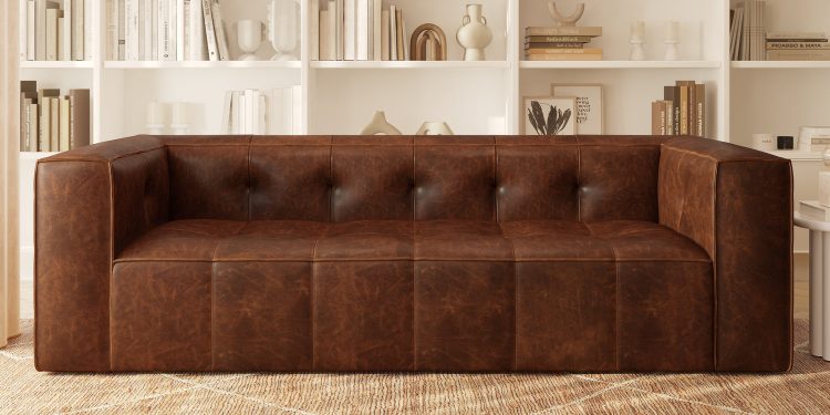 Zużyta kanapa z popękaną i spękaną skórą obok lśniącej odnowionej kanapy