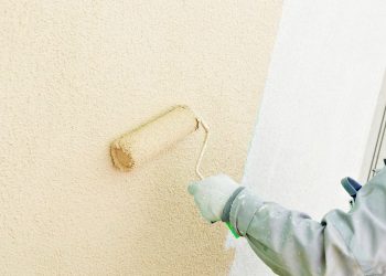 pedzel z farba silikonowa na scianie 1769970512