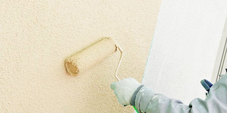 pedzel z farba silikonowa na scianie 1769970512