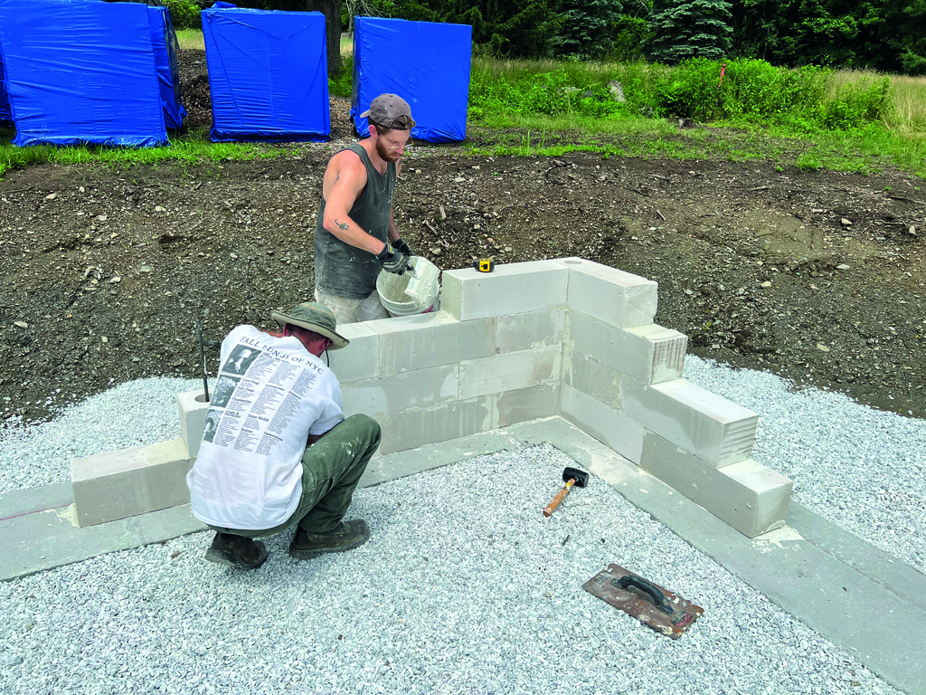 Pęknięta ściana z betonu komórkowego pokazująca słabą wytrzymałość mechaniczną