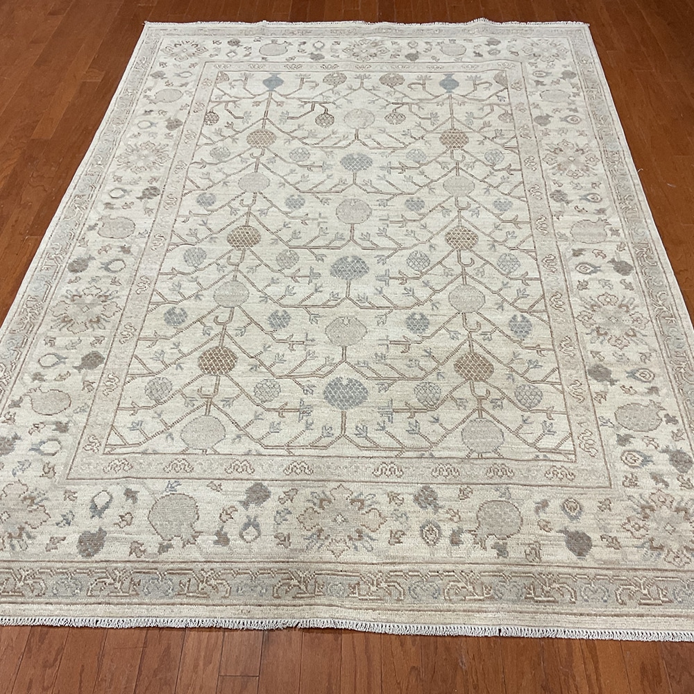 Plama wina na dywanie wełnianym podczas procesu naturalnego wchłaniania