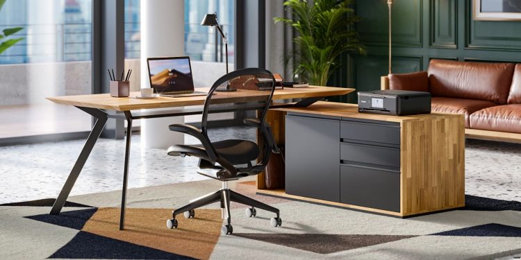 Stoły z jasnego drewna sosnowego obok ciemnego dębowego na neutralnym tle