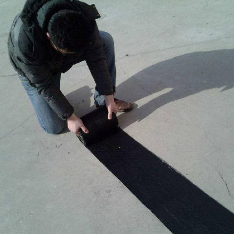 Wypełnianie pęknięcia zaprawą cementową Szpachla wciska gęstą zaprawę cementową głęboko w pęknięcie podłogi