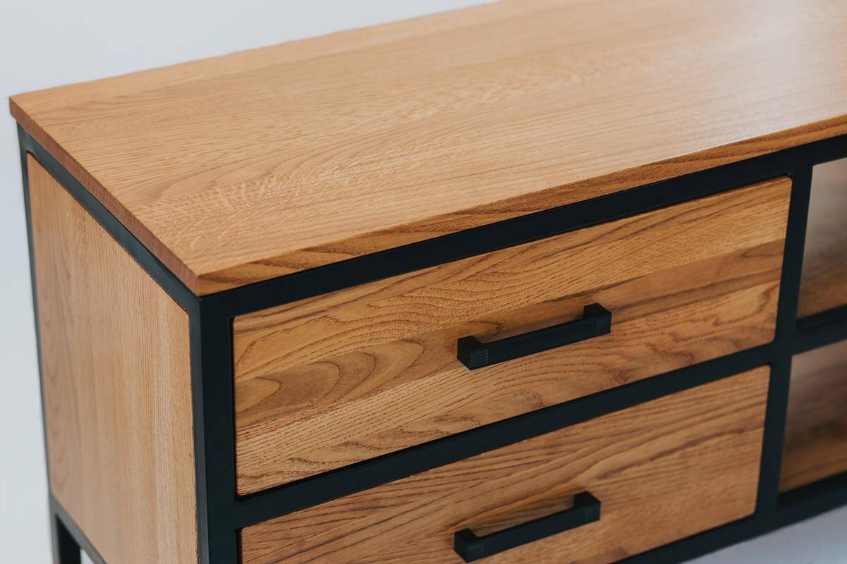 Szafa sosnowa z otwartymi drzwiami ukazującymi półki i jasne wnętrze