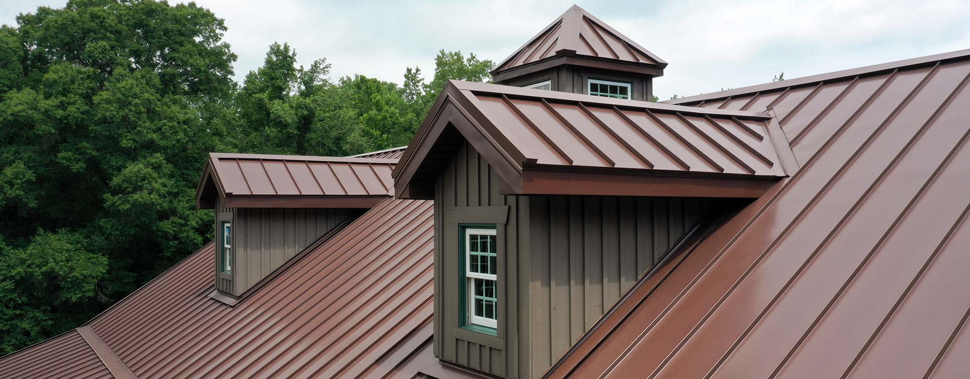 dach z oknami i blachą trapezową gotowy dach z blachy trapezowej i oknami dachowymi na domu
