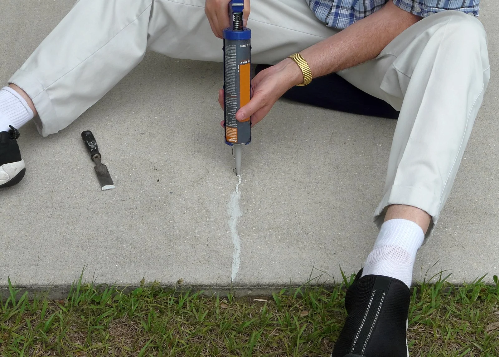 Mieszanie zaprawy naprawczej do betonu Mieszadło elektryczne łączy cement z piaskiem w wiadrze do zaprawy naprawczej