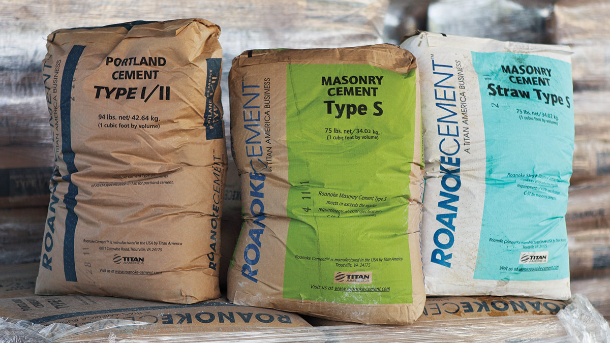 kielnia pełna zaprawy murarskiej kielnia z gęstą porcją szarej zaprawy murarskiej w dłoni murarza