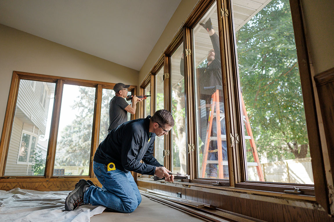 Monterzy Window Technics montujący okno w elewacji budynku