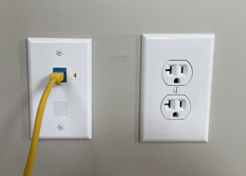 nowoczesne mieszkanie z białą puszką i kablem Ethernet wystającym ze ściany