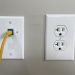 nowoczesne mieszkanie z białą puszką i kablem Ethernet wystającym ze ściany