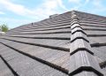 układanie gontów bitumicznych na drewnianym podłożu dachowym
