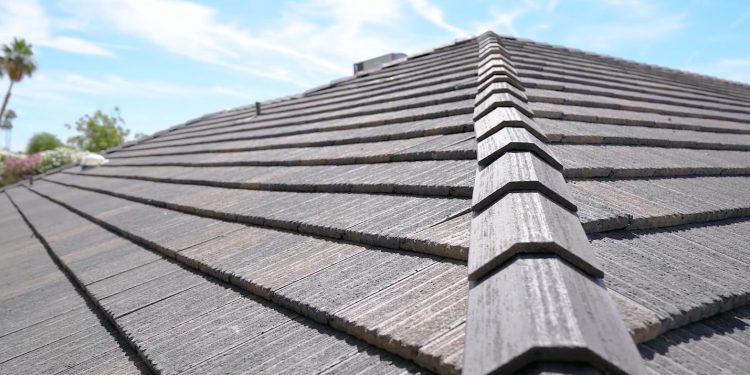 układanie gontów bitumicznych na drewnianym podłożu dachowym