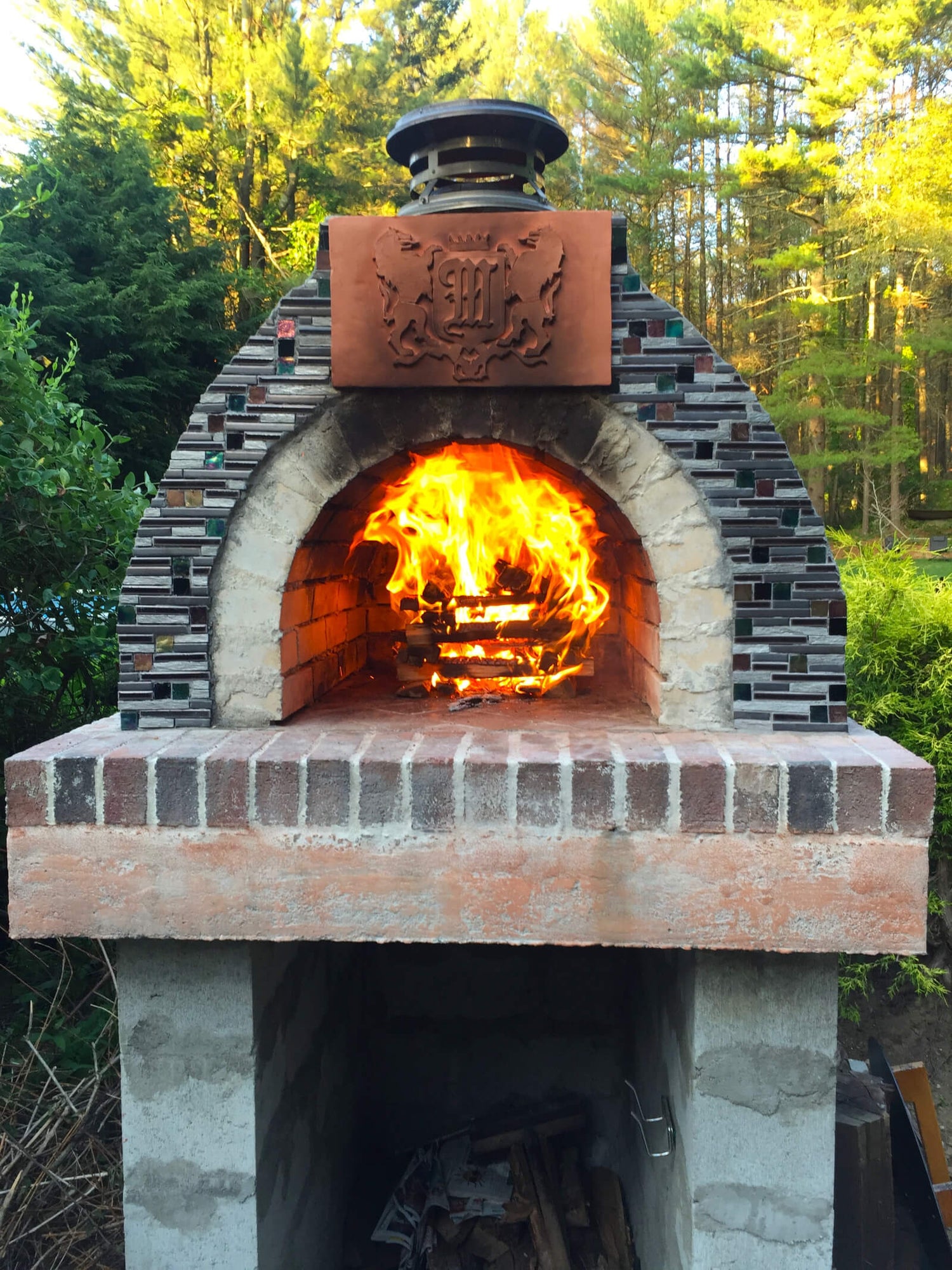 drewno opałowe ułożone obok pieca do pizzy