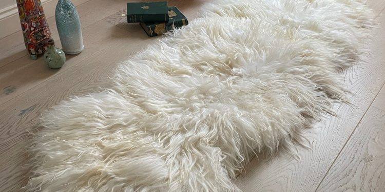 miękki, puszysty dywan z długimi włosiem w naturalnym odcieniu beżu