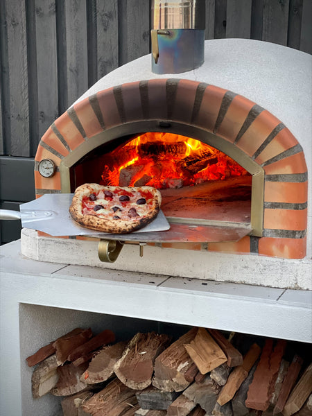 wnętrze pieca do pizzy z widoczną ceglaną konstrukcją