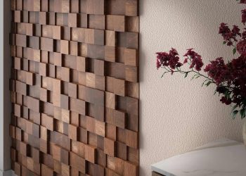 drewniane panele na ścianie w jasnym salonie