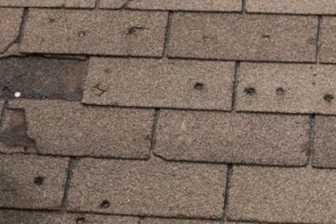 odpryski lakieru na blaszanej powierzchni dachu widoczne z bliska