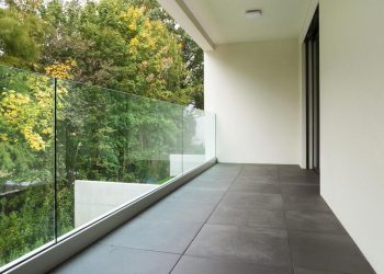 5436472 balkon plytki imitujace drewno