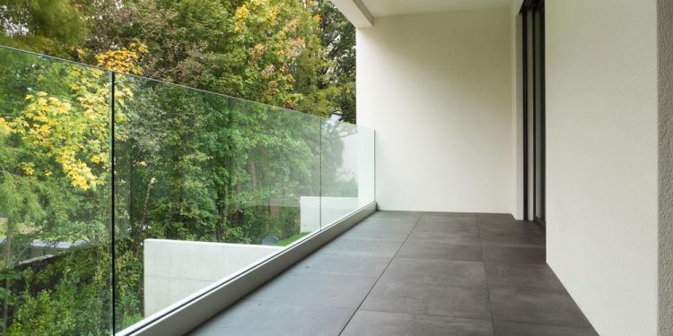 5436472 balkon plytki imitujace drewno