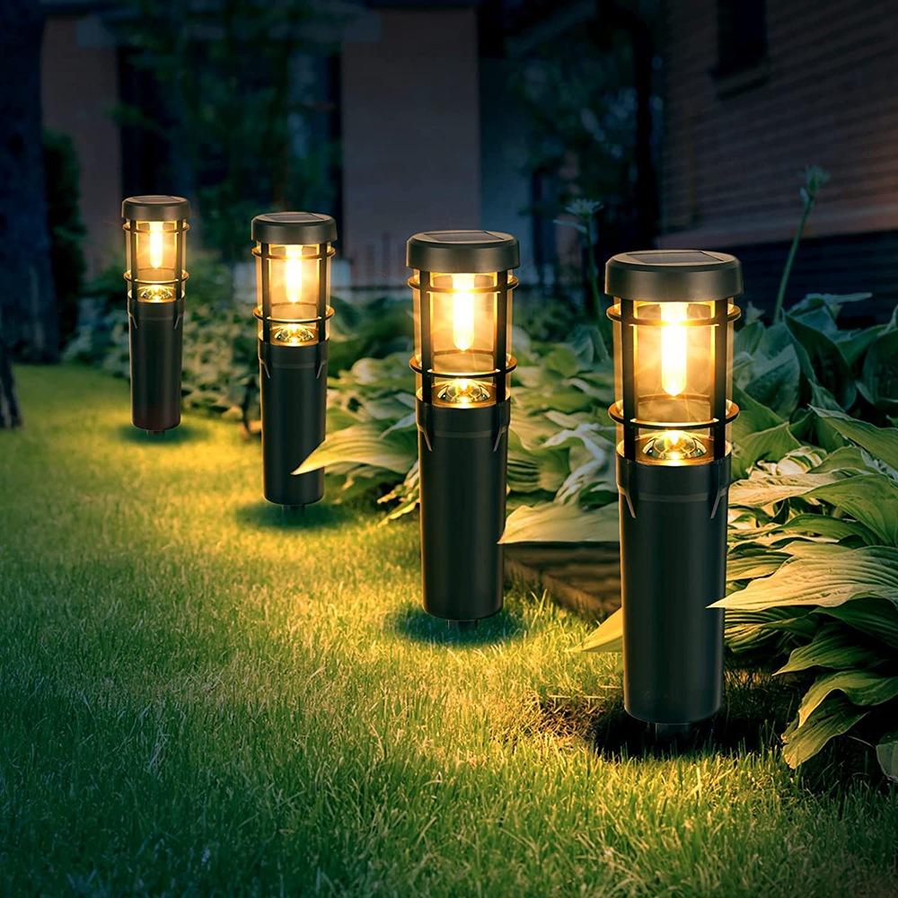 Solarna lampa rozjaśnia wejście do domu w czasie chłodnego wieczoru