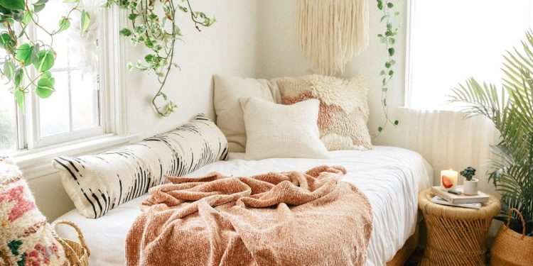 Mała sypialnia boho z naturalnymi tkaninami, jasną pościelą i drewnem
