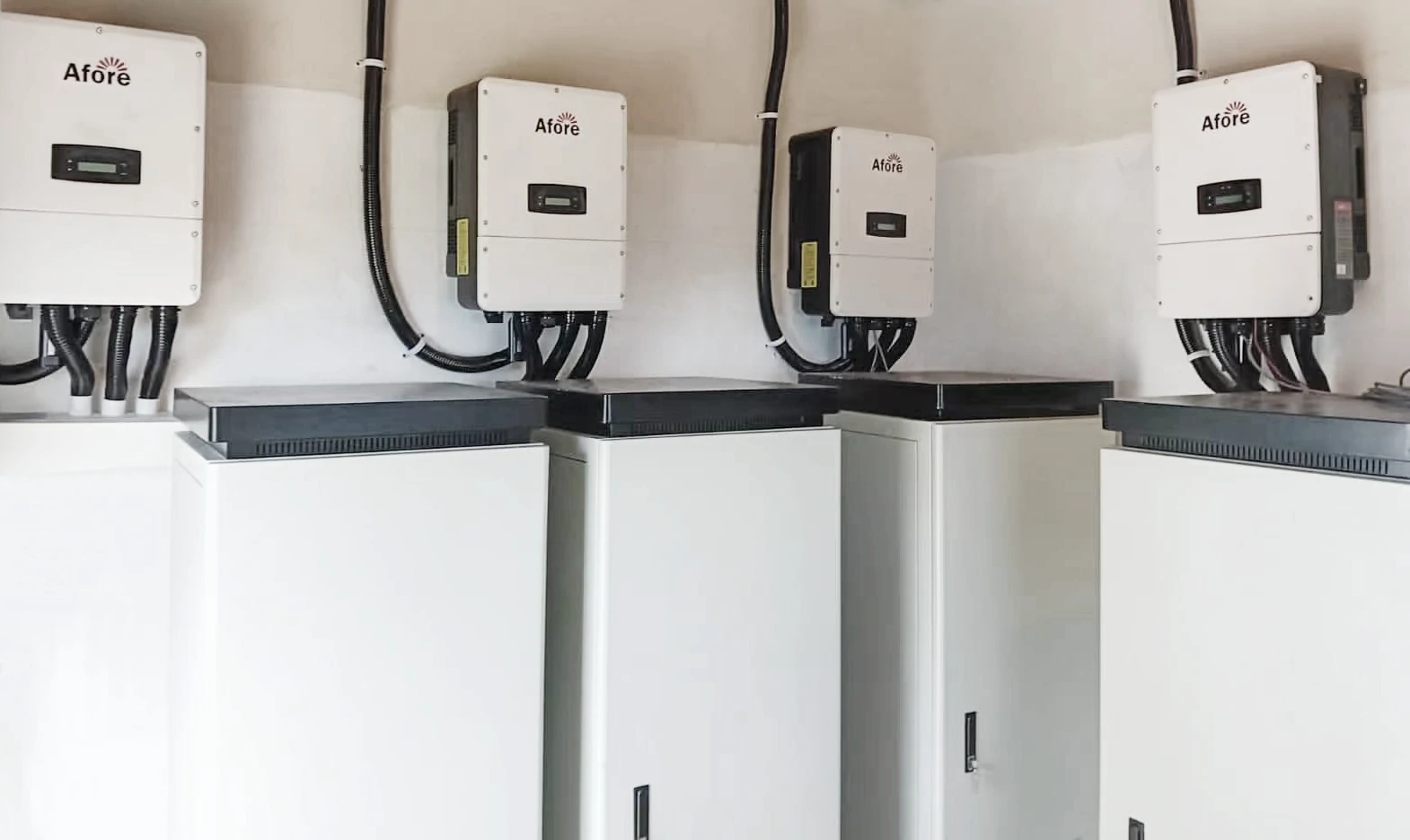 Hybrydowy falownik o dobranej mocy zasila domową instalację