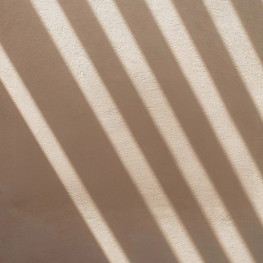 Dopracowanie powierzchni naturalnym sposobem Ręczne zacieranie powierzchni tynku glinianego w strefie łazienkowej