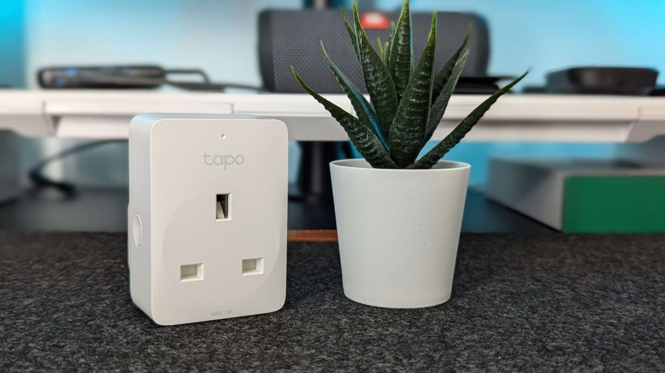 Lampy pod kontrolą telefonu Aplikacja mobilna steruje oświetleniem podłączonym do inteligentnego gniazdka